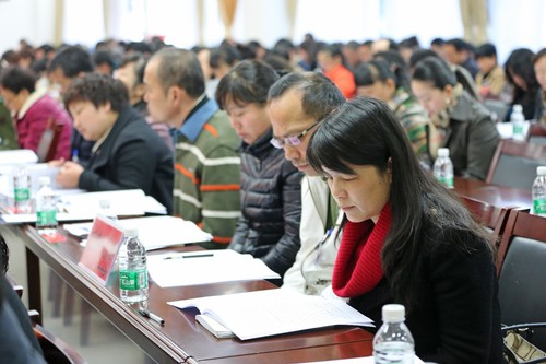 代表认真听取大会报告 (2)